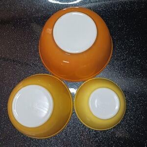 Set of 3 Citrus Daisy Orange-Yellow Pyrex Mixing Bowls.